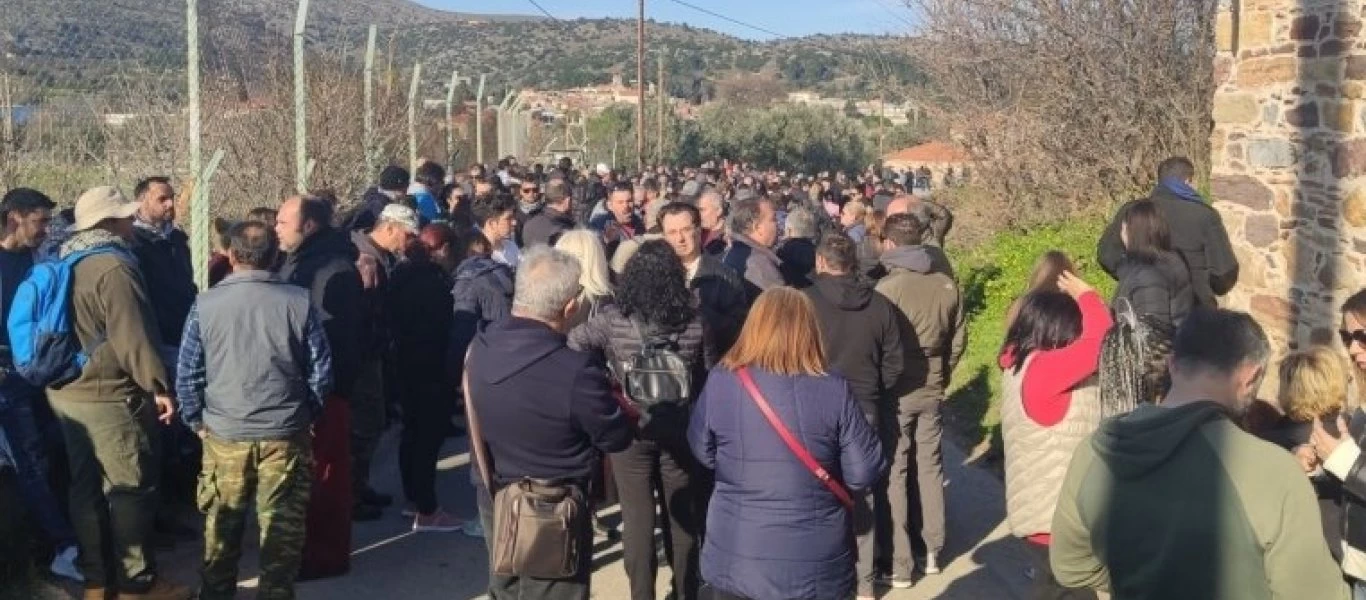 Χίος: Δεν υποχωρούν οι κάτοικοι για τις κλειστές δομές - Συνεχίζονται τα μπλόκα μέχρι και την Πέμπτη